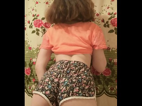 ❤️ סעקסי יונג באַבע סטריפּינג אַוועק איר קורצע הייזלעך אויף אַפּאַראַט ❌ סלוץ ביי אונדז